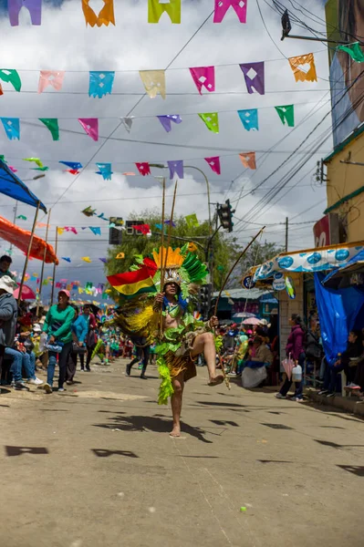 奥鲁罗 奥鲁罗 玻利维亚 2018年2月10日 著名奥鲁罗年度狂欢节中的典型民间玻利维亚舞蹈团 Tobas 与Shiny Attractive Costumes Masks — 图库照片
