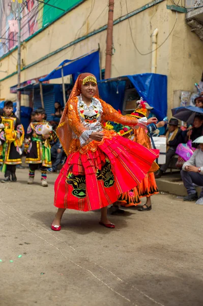 奥鲁罗 奥鲁罗 玻利维亚 2018年2月10日 著名奥鲁罗年度狂欢节的典型和民间玻利维亚舞蹈团 Waka Waka — 图库照片