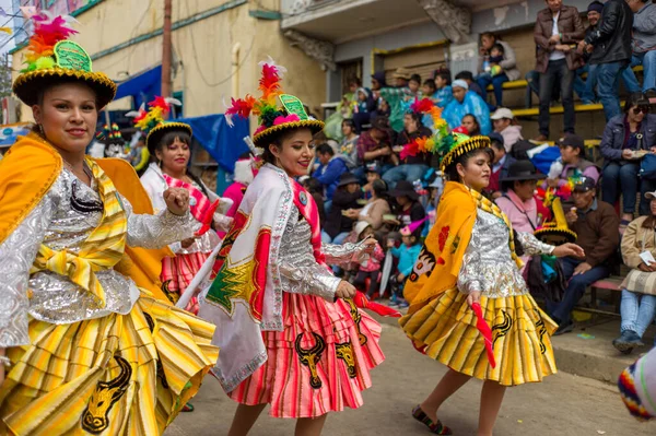 奥鲁罗 奥鲁罗 玻利维亚 2018年2月10日 著名奥鲁罗年度狂欢节的典型和民间玻利维亚舞蹈团 Waka Waka — 图库照片