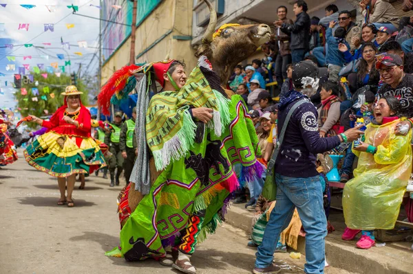 Oruro Oruro Bolivia 2018年2月10日 著名的玻利维亚民间舞蹈团 Waka Waka Shiny Attractive Costumes在著名的Oruro狂欢节上保持着一头干牛的头 — 图库照片