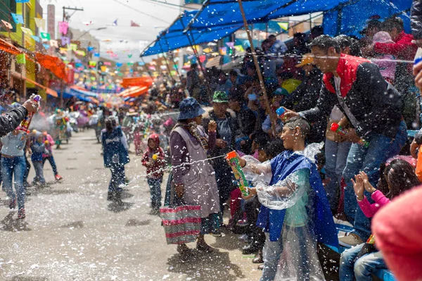 Oruro Oruro Bolivia February 2018 Children Playing Foam Soaking Other — 图库照片