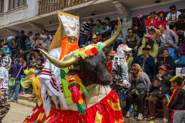 Oruro Oruro Bolivia 2018年2月10日 著名的玻利维亚民间舞蹈团 Waka Waka Shiny Attractive Costumes在著名的Oruro狂欢节上保持着一头干牛的头 — 图库照片