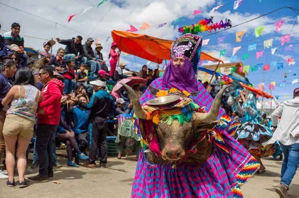 Oruro Oruro Bolivia 2018年2月10日 著名的玻利维亚民间舞蹈团 Waka Waka Shiny Attractive Costumes在著名的Oruro狂欢节上保持着一头干牛的头 — 图库照片