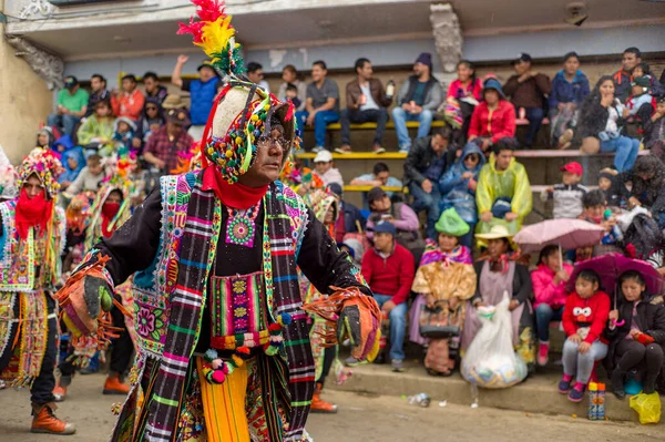 奥鲁罗 奥鲁罗 玻利维亚 2018年2月10日 著名奥鲁罗年度狂欢节上著名的民间舞蹈团体 Tinku 与Shiny Attractive Costumes — 图库照片
