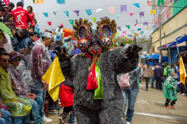 奥鲁罗 奥鲁罗 玻利维亚 2018年2月10日 著名奥鲁罗狂欢节上与魔鬼面具共舞的著名民间和典型玻利维亚舞蹈团 Diablada 的代表 — 图库照片