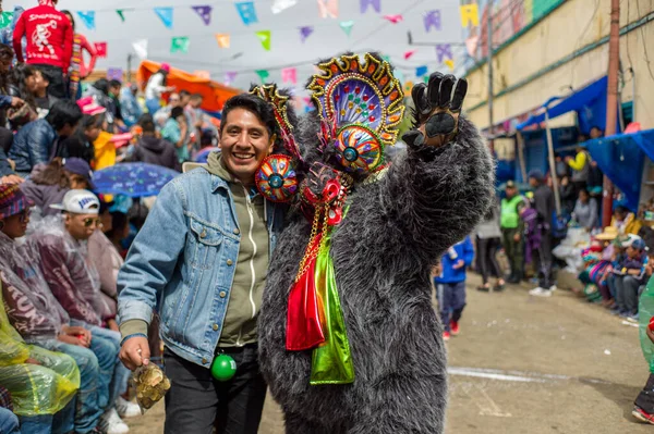 奥鲁罗 玻利维亚 2018年2月10日 在著名的奥鲁罗狂欢节上 与身着熊衣 戴着魔鬼面具的游客一起参加玻利维亚民间舞蹈团 Diablada — 图库照片