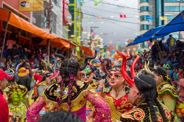Oruro Oruro Borivia 2018年2月10日 典型的で民俗的なボリビアのダンスグループ Diablada として知られるシャイで魅力的な衣装と有名なOruroの年次カーニバルでの悪魔の仮面 — ストック写真