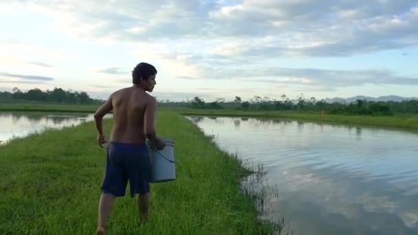 Yapacani Santa Cruz Bolívie Dubna 2016 Rybář Háže Vyvážené Potraviny — Stock video