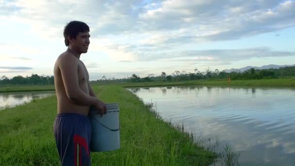 Япакани Санта Крус Боливия Апреля 2016 Года Рыбак Бросает Сбалансированную — стоковое видео