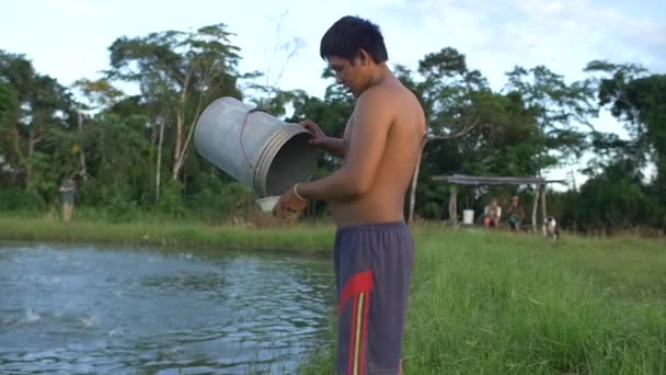 Yapacani Santa Cruz Bolivien April 2016 Fischer Wirft Ausgewogenes Futter — Stockvideo