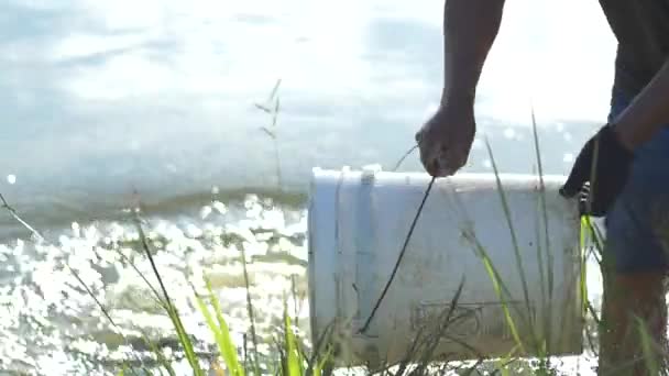 Fischer Wirft Wasser Fischteiche Plastikeimer — Stockvideo