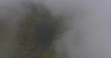 Yeşil Tepeler ve Sorata, La Paz, Bolivya 'da Sis Altında Saklı Günlerin Yansıması Altındaki Karanlık Göl