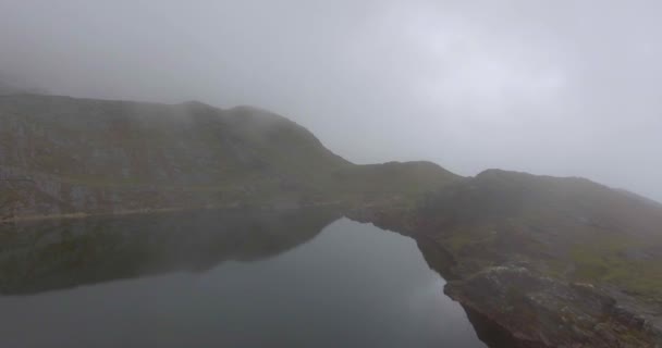 Niebla Gruesa Entre Las Colinas Laguna Comunidad Sorata Paz Bolivia — Vídeo de stock