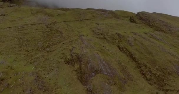 Yeşil Tepeler Sorata Topluluğundaki Lagoon Arasında Yoğun Sis Paz Bolivya — Stok video