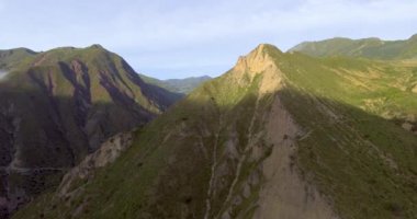 Sorata Topluluğu, La Paz / Bolivya yakınlarında bulutlu bir günde, az Güneş ışınlı yeşil dağlar