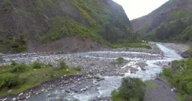 Sorata, La Paz / Bolivya 'daki Bitki örtüsünün ortasındaki Taşlar ve Taşlarla dolu nehir. 