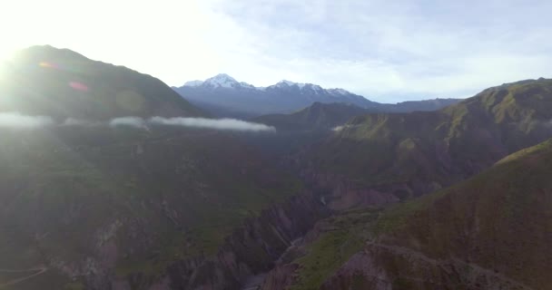 Montañas Verdes Con Pocos Rayos Sol Día Nublado Cerca Comunidad — Vídeo de stock