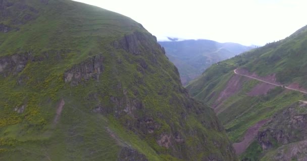 Route Terre Étroite Travers Les Montagnes Vertes Par Une Journée — Video