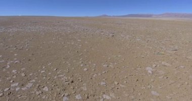 Salar de Chalviri 'deki Arid, Kurak ve Yalnız Çöl, Eduardo Avaroa Andean Ulusal Rezervi' nin göbeğinde yer alan Salar de Ohalviri olarak da bilinir. 