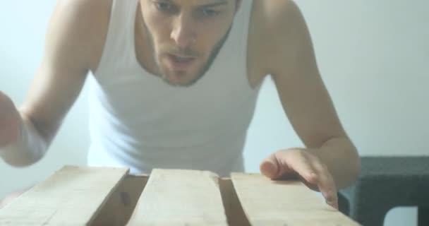 Bleibt Hause Junger Weißer Mann Schleift Eine Holzkiste Auf Weißem — Stockvideo