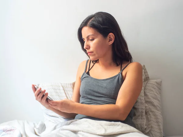 Joven Mujer Hispana Cabello Castaño Queda Casa Llama Teléfono Cama — Foto de Stock