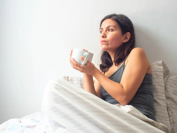 Joven Mujer Hispana Cabello Castaño Bebe Café Una Taza Blanca — Foto de Stock