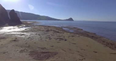 Sandy Plajı Titicaca Gölü kıyısında güneşli bir günde Bolivya Altiplano 'sunda Mavi Gökyüzü 