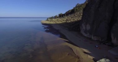 Güneşli bir günde Bolivya Altiplano 'sunda Mavi Gökyüzü ile Titicaca Gölü kıyısındaki kumsalda çadırlar. 