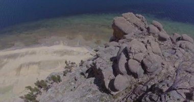 Tepenin tepesindeki Rocky Dağları Titicaca Gölü kıyısındaki 