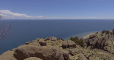 Tepenin tepesindeki Rocky Dağları Titicaca Gölü kıyısındaki 
