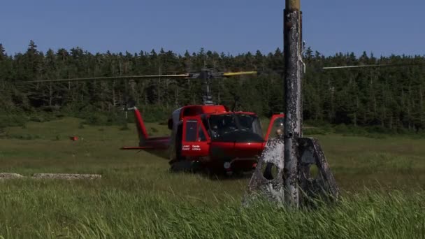 Anticosti Island Quebec Canadá Julho 2008 Helicóptero Vermelho Descolando Uma — Vídeo de Stock