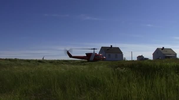 Isla Anticosti Quebec Canadá Julio 2008 Despegue Del Helicóptero Rojo — Vídeo de stock