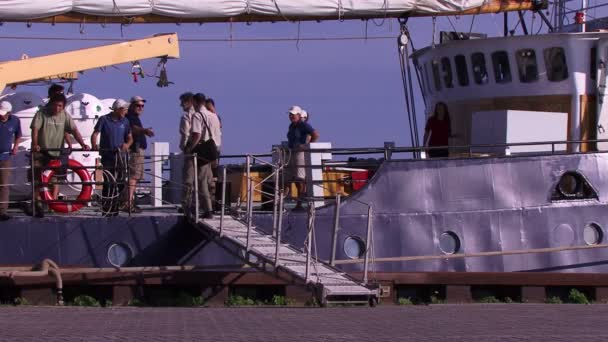 Anticosti Island Quebec Canada Julho 2008 Muitas Pessoas Entrada Navio — Vídeo de Stock