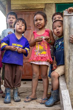 Rurrenabaque, Beni / Bolivya - 11 Mayıs 2016: Kırsal Woden Evi 'nin verandasında Genç Yerli Amazon Çocukları Grubu