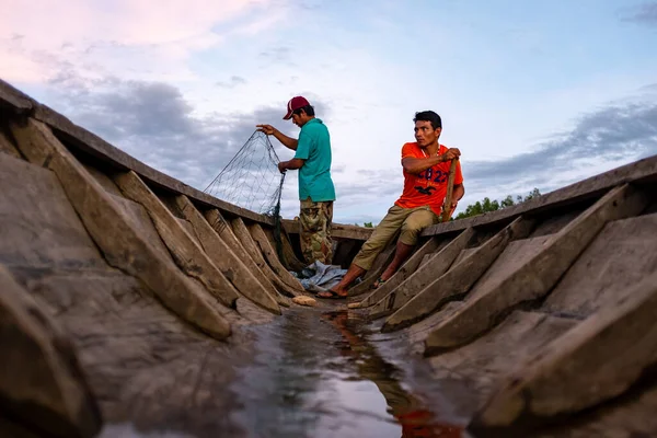 Rurrenabaque Beni Bolivia May 2016 Two Men Fishing Dusk Sunset — 图库照片