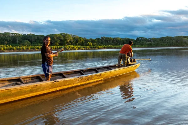 Rurrenabaque, Beni / Bolivya - 11 Mayıs 2016: Beni Nehri 'nde Günbatımında Erkek ve Kadın Balıkçılık
