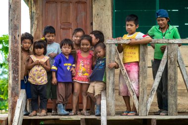 Rurrenabaque, Beni / Bolivya - 12 Mayıs 3016: Kırsal Woden Evi 'nin Balkonunda Yaslanan Genç Yerli Amazon Çocukları Grubu