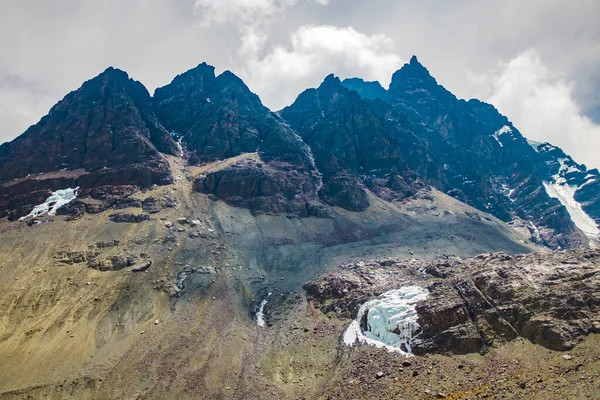 Montagne Rocciose Della Cordigliera Reale Una Giornata Nuvolosa Limpida — Foto Stock