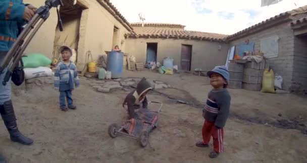 タラブーコ チュキサカ ボリビア 2013年6月10日 小さな 茶色と汚い子供たちが庭の折りたたみショッピングカートで互いに遊んでいます — ストック動画