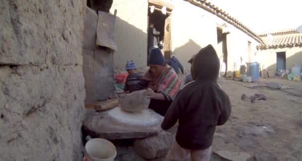 Tarabuco Chuquisaca Boliwia Czerwca 2013 Rdzenna Kobieta Siedząca Podłodze Szlifowanie — Wideo stockowe
