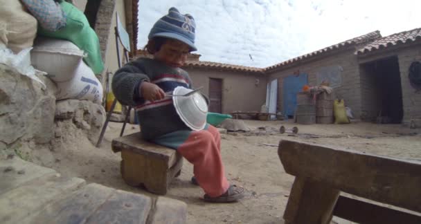 Тарабуко Чукісака Болівія Червня 2013 Малі Браун Брудні Діти Граються — стокове відео