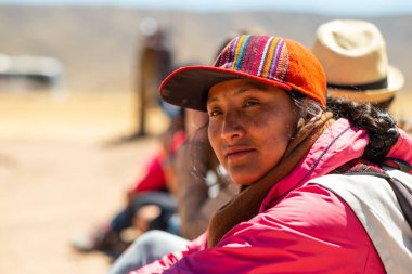 Tiwanaku, La Paz / Bolivya - 11 Eylül 2016: Renkli Geleneksel Tekstil Şapkalı Genç Aymara Yerli Kadın Ufukta Mutlu Görünüyor