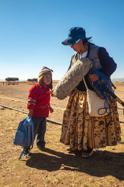 Tiwanaku Paz Bolivia September 2016 Aymara Indigenous Woman Sunglasses Holds — Stock Photo, Image