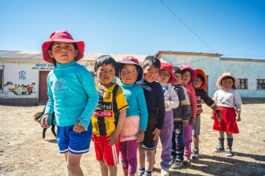 Jesus de Machaca, La Paz / Bolivya - 28 Temmuz 2016: Yerel Aymara Çocukları Köy Okulunun Arka Bahçesinde Fizik Eğitimi Yapıyor