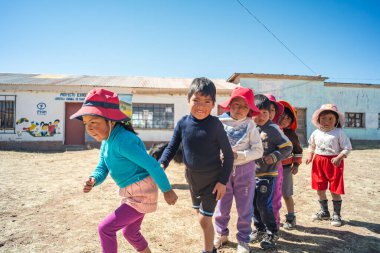 Jesus de Machaca, La Paz / Bolivya - 28 Temmuz 2016: Yerel Aymara Çocukları Köy Okulunun Arka Bahçesinde Fizik Eğitimi Yapıyor