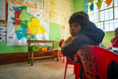 Jesus de Machaca, La Paz / Bolivya - 28 Temmuz 2016: Yerel Aymara Çocukları Sınıfta Öğreniyor, Küçük Kırmızı Plastik Masalar ve Sandalyelerde Oturuyor