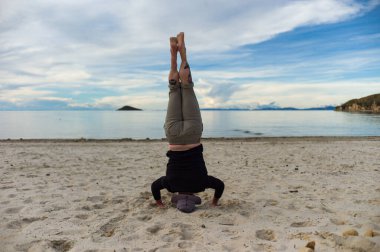 Challapampa, La Paz / Bolivya - 31 Aralık 2017: Sabaha Kum Sahili 'nde Yoga Yapan Kısa Kafkas Erkek Konumu