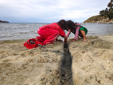 Challapampa, La Paz / Bolivya - 20 Aralık 2014: İki Yerli Aymara Çocukları Isla del Sol Kum Sahili (Sun Island)
