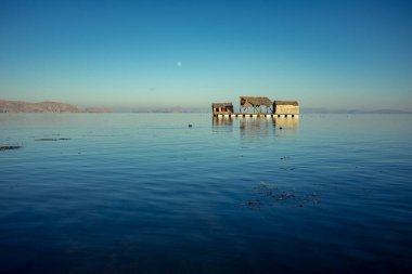 Puerto Perez, La Paz / Bolivya 'daki Kara Ördeklerin yakınındaki Titicaca Gölü' ndeki Yüzen Ada 'da Küçük Turist Evi