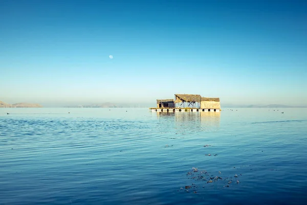 Pequeña Casa Turística Construida Paja Una Isla Flotante Lago Titicaca — Foto de Stock